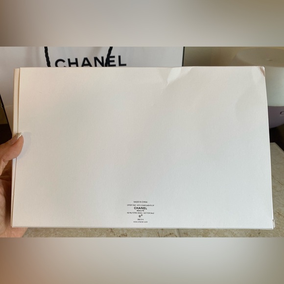 COPY - Chanel Beauty White and gold felt cosmetic pouch with zipper. 100% authe… - Picture 8 of 8